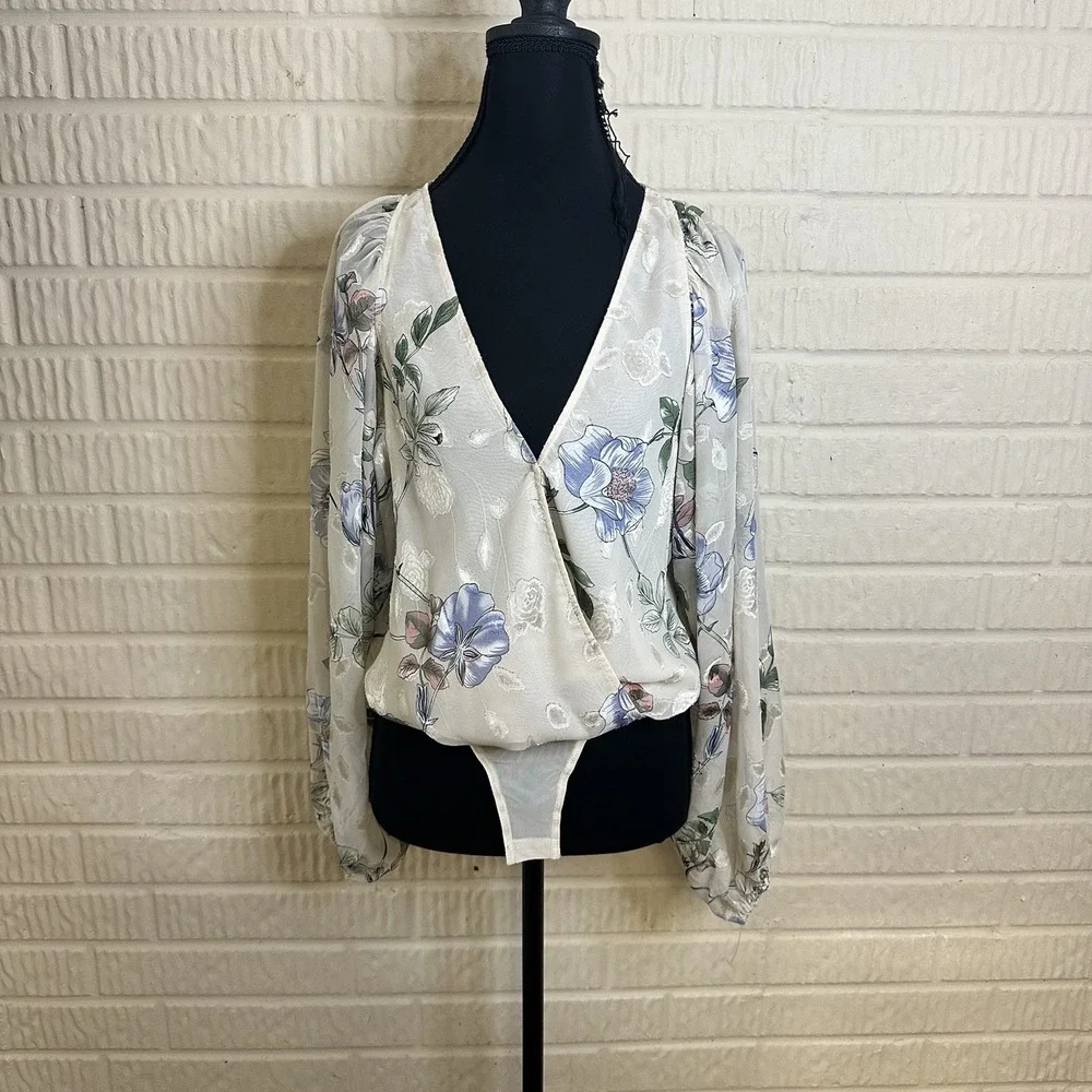 ASTR The Label Floral Cream Sheer Bodysuit Sz S V‎ Neck Night Out Vacation Party